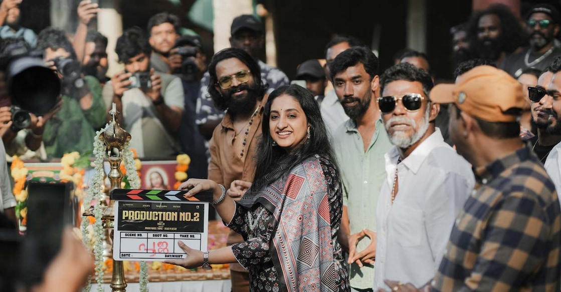 jayasurya-vinayakan-saritha പുതിയ സിനിമയുടെ പൂജ വേളയിൽ സരിത ജയസൂര്യയും ജയസൂര്യയും. വിനായകന് സമീപം