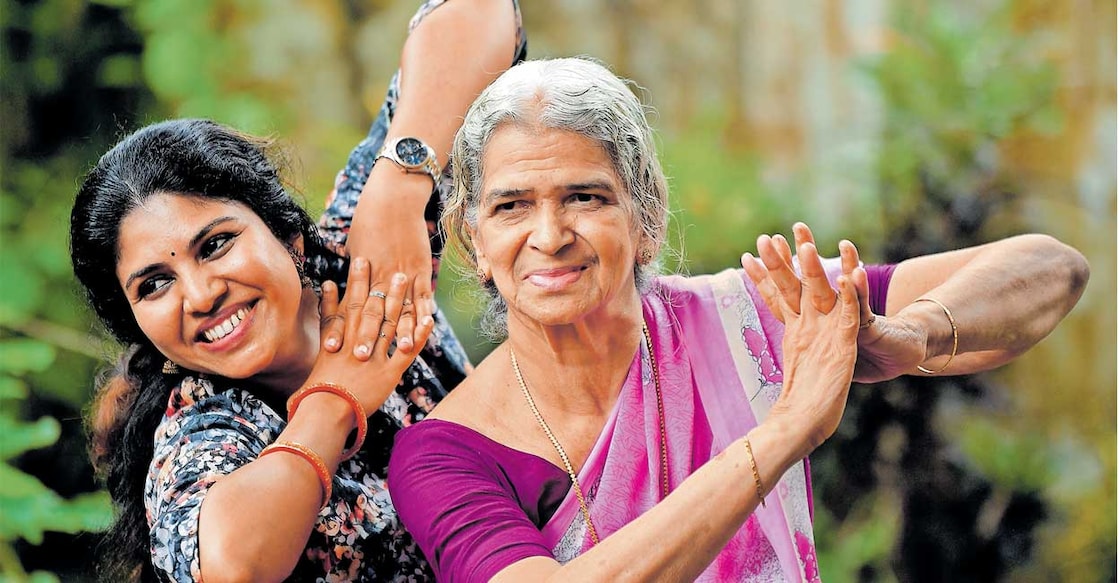 dancing-mothers സിജി ശിവനും ബാലാമണിയമ്മയും. ചിത്രം: വിഘ്നേഷ് കൃഷ്ണമൂർത്തി / മനോരമ