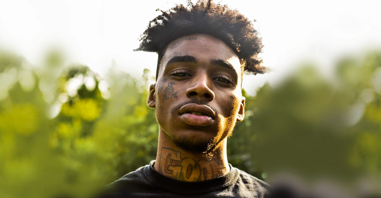 ഗായകന്റെ മൃതദേഹം നിശാക്ലബ്ബിൽ ചാരിനിർത്തി കുടുംബം; വിമര്ശനം, വിഡിയോ ...