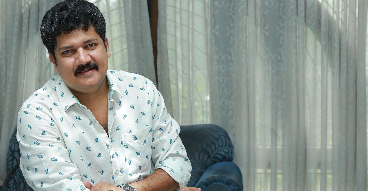 ‘ഹെലികോപ്റ്ററിൽ വന്നിറങ്ങിയ മാവേലി, ദേവദൂതർ പാടിപ്പിക്കുന്ന പ്രേക്ഷകർ’; ഇത്തവണ ഓണം സ്പെഷ