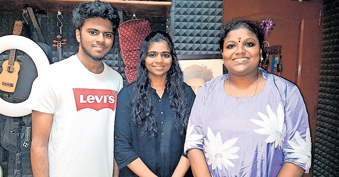 അനുശ്രീ (വലത്ത്) ലിഡിയൻ നാദസ്വരത്തിനും അമൃവർഷിണിക്കുമൊപ്പം. 
