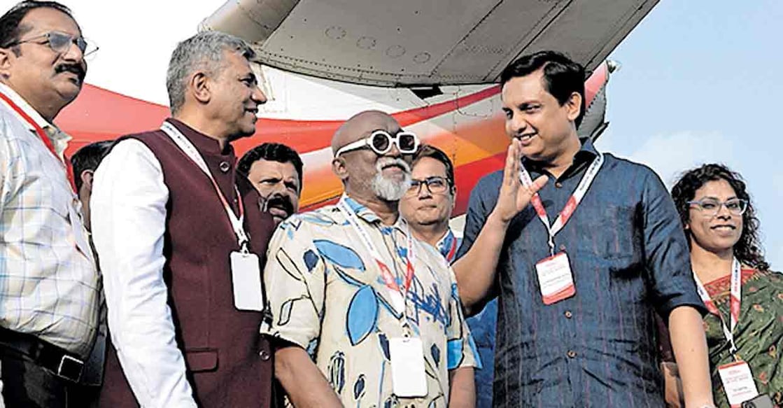 biennale-film കൊച്ചി-മുസിരിസ് ബിനാലെയുടെ ഭാഗമായി പുതിയ ടെയിൽ ആർട്ട് എയർ ഇന്ത്യ എക്സ്പ്രസ് വിമാനത്തിൽ അനാഛാദനം ചെയ്ത ശേഷം മന്ത്രി പി.എ. മുഹമ്മദ് റിയാസ്, എയർ ഇന്ത്യ എക്സ്പ്രസ് സിഇഒ അലോക് സിങ്, ബിനാലെ ഫൗണ്ടേഷൻ പ്രസിഡന്റ് ബോസ് കൃഷ്ണമാചാരി എന്നിവർ സംഭാഷണത്തിൽ. ആർട്ടിസ്റ്റ് ജി.എസ് സ്മിതയുടെ അക്രലിക് പെയിന്റിങ്ങാണ് 25 അടി നീളമുള്ള ടെയിൽ ആർട്ടായി മാറ്റിയത്.
ചിത്രം: മനോരമ