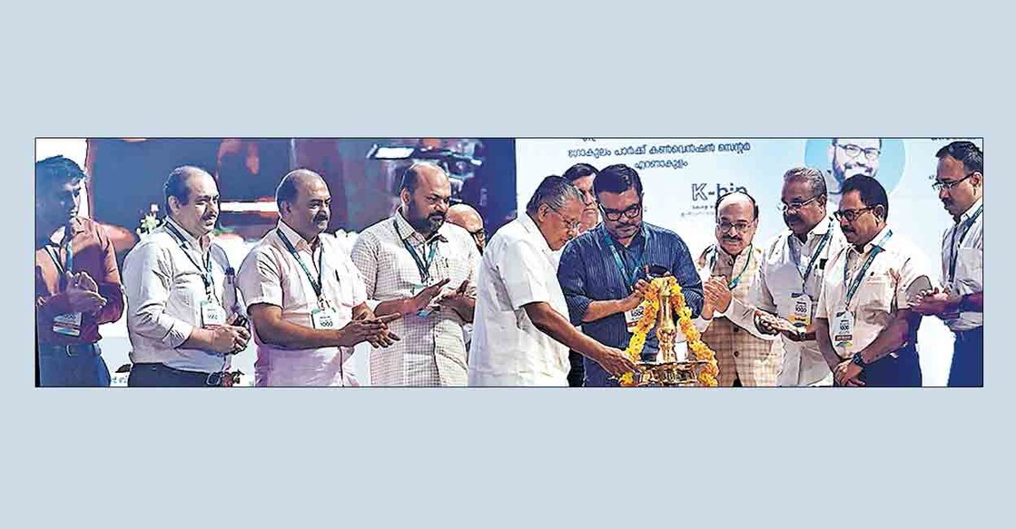 ‘സംരംഭകവർഷം 2.0’, ‘മിഷൻ 1000’ പദ്ധതികളുടെ ഉദ്ഘാടനം കൊച്ചിയിൽ മുഖ്യമന്ത്രി പിണറായി 
വിജയൻ നിർവഹിക്കുന്നു. കലക്ടർ എൻ.എസ്.കെ. ഉമേഷ്, വ്യവസായ വകുപ്പ് പ്രിൻസിപ്പൽ സെക്രട്ടറി മുഹമ്മദ് ഹനീഷ്, മന്ത്രിമാരായ കെ.എൻ ബാലഗോപാൽ,  പി. രാജീവ്, എം.ബി രാജേഷ്, ഫിക്കി സ്റ്റേറ്റ് കൗൺസിൽ കോ–ചെയർ ദീപക് അസ്വാനി, കെഎസ്എസ്‌ഐഎ ജനറൽ സെക്രട്ടറി പി.ജെ.ജോസ്, വ്യവസായ വകുപ്പ് പ്രിൻസിപ്പൽ സെക്രട്ടറി സുമൻ ബില്ല, ഇൻഡസ്ട്രി ആൻഡ് കൊമേഴ്സ് ഡയറക്ടർ എസ്. ഹരി കിഷോർ‌ എന്നിവർ സമീപം. 					ചിത്രം: മനോരമ   
