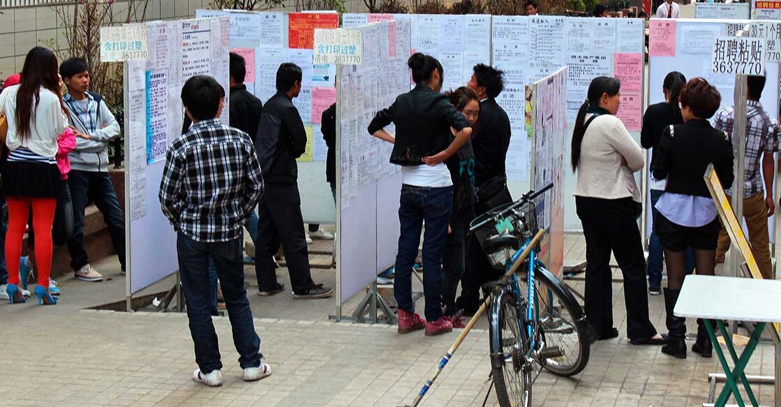 china unemployment ചൈനയില് കുൻമിങ് പ്രവിശ്യയിലെ തെരുവുകളിലെ പരസ്യ ബോർഡുകളിൽ ജോലി അന്വേഷിക്കുന്നവർ(Picture credit:aquatarkus/Shutterstocks)