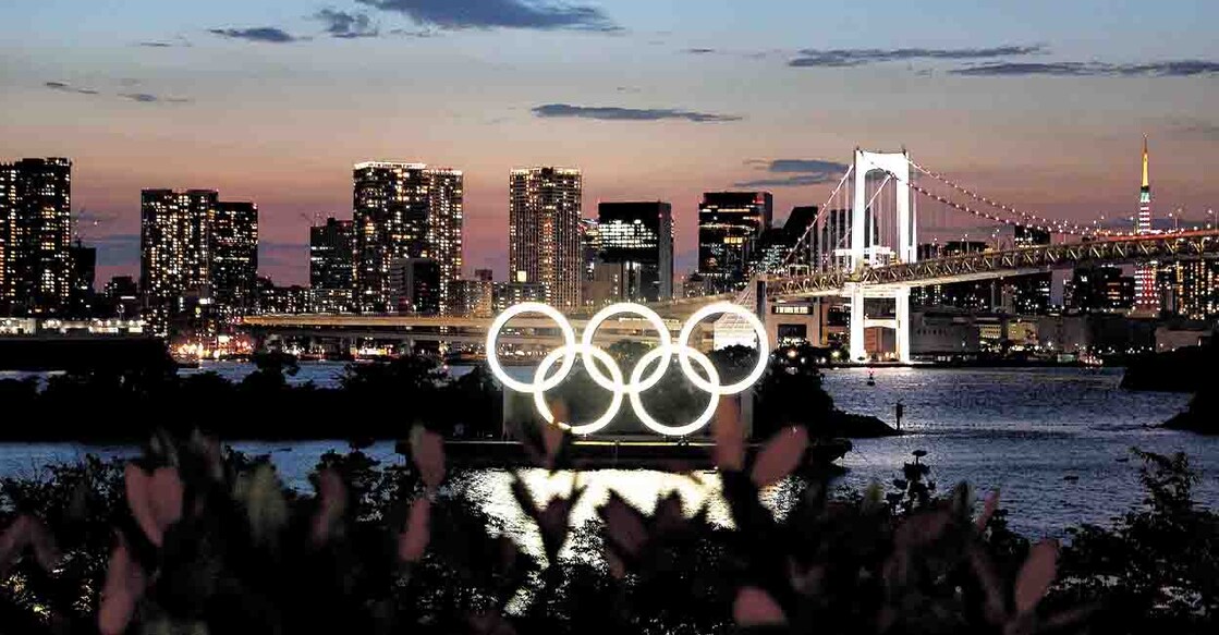 The Olympic Rings are seen in front of the skyline during sunset one night ahead of the official opening of the Tokyo 2020 Olympic Games in Tokyo, Japan, July 22, 2021.   REUTERS/Kai Pfaffenbach