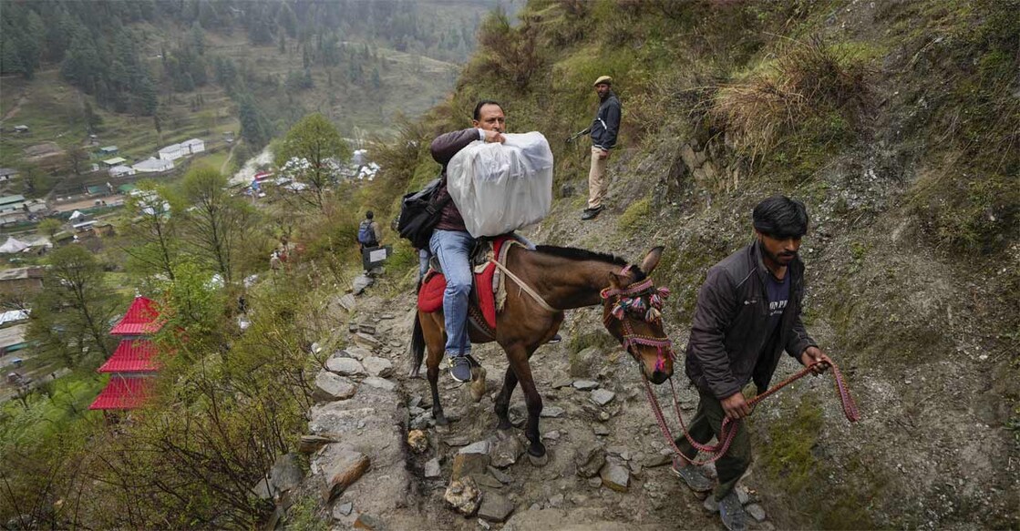 kashmir-votting കശ്മീരിലെ ദെസ ഗ്രാമത്തിൽ പർവത മേഖലയിലുള്ള പോളിങ് ബൂത്തിലേക്ക് ഇലക്ട്രോണിക് വോട്ടിങ് മെഷീനുമായി കുതിരപ്പുറത്തേറി പോകുന്ന ഉദ്യോഗസ്ഥൻ. AP Photo/Channi Anand