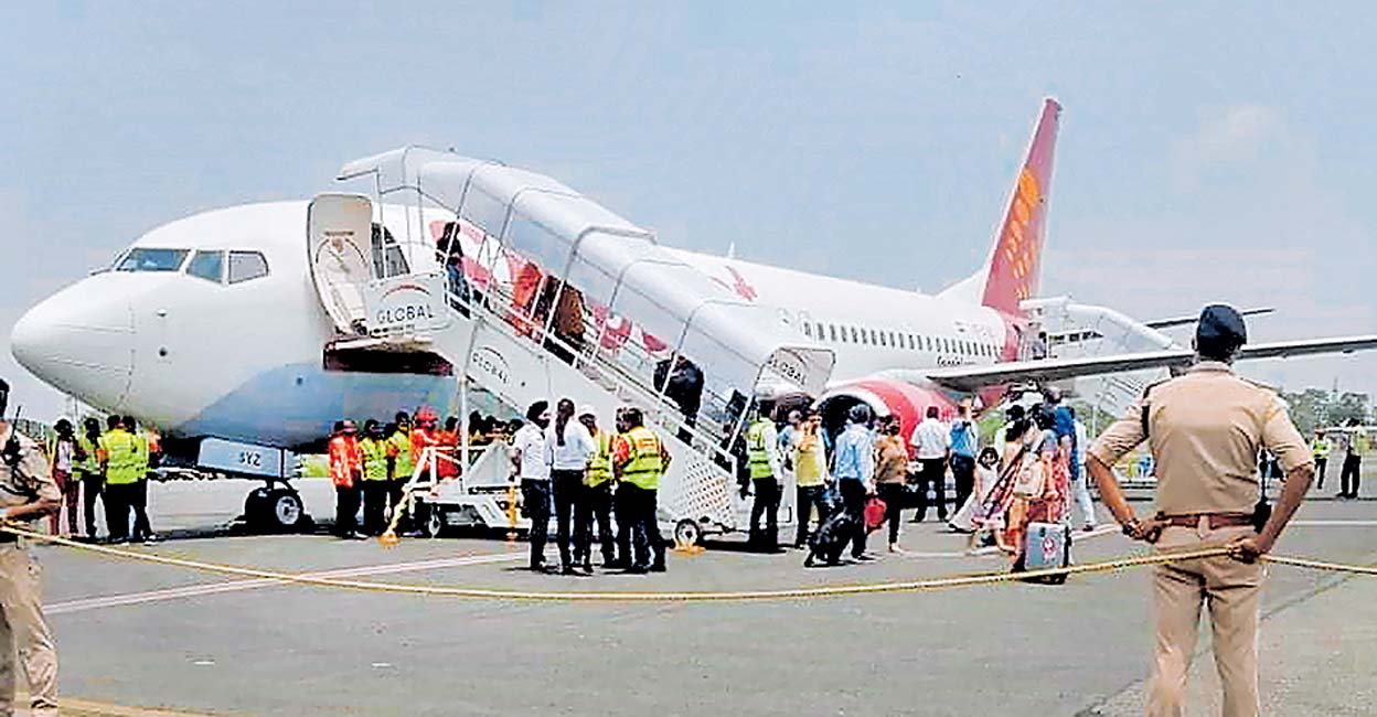 എൻജിനിൽ തീ; വിമാനം തിരിച്ചിറക്കി Patna flight crash land Manorama