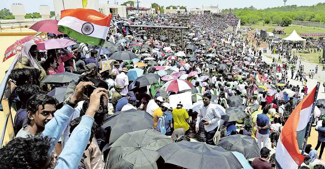 ആദിത്യ എൽ1 വിക്ഷേപണം കാണാൻ ശ്രീഹരിക്കോട്ടയിൽ എത്തിയവർ. ചിത്രം:പിടിഐ