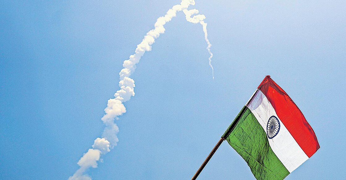 indian-flag-swings-after-aditya-launch ആദിത്യ എൽ1 ദൗത്യം വിക്ഷേിപിച്ചപ്പോൾ ആഹ്ലാദ സൂചകമായി ശ്രീഹരിക്കോട്ടയിൽ ഇന്ത്യൻ പതാക വീശുന്നു.