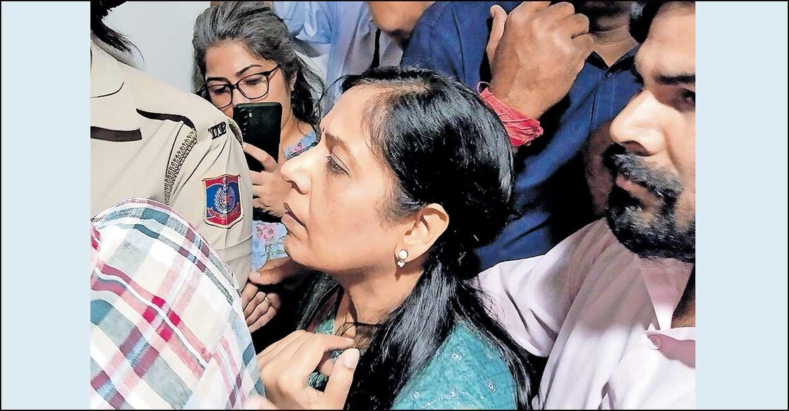 aap അരവിന്ദ് കേജ്രിവാളിന്റെ ഭാര്യ സുനിത ഇന്നലെ ഡൽഹി കോടതിയിൽ. ചിത്രം: പിടിഐ