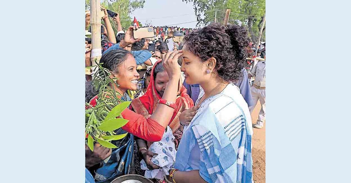 Kalpena-soren ജെഎംഎം നേതാവ് കൽപന സോറൻ ജാർഖണ്ഡിലെ ഗിരിധ്
ജില്ലയിൽ തിരഞ്ഞെടുപ്പ് പ്രചാരണം നടത്തുന്നു.