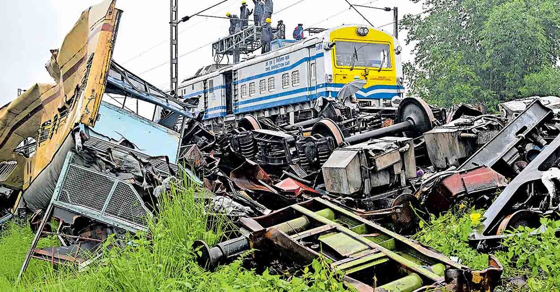 കാഞ്ചൻജംഗ എക്സ്പ്രസ്സിൽ ചരക്കു തീവണ്ടി ഇടിച്ച് അപകടമുണ്ടായ സ്ഥലത്ത് പരിശോധന നടത്തുന്ന റെയിൽവേ ഉദ്യോഗസ്ഥർ. ചിത്രം: എഎഫ്പി  