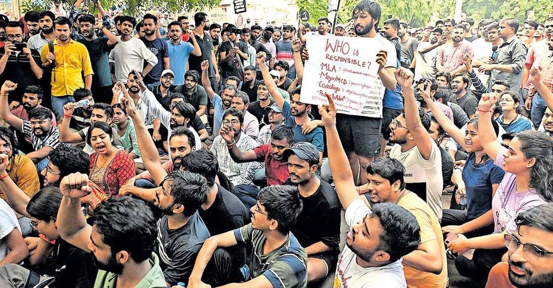 ഡൽഹി കരോൾബാഗ് ബ‍ഡ‍ാ ബസാർ റോഡിലെ റാവൂസ് സിവിൽ സർവീസ് പരീക്ഷാ പരിശീലന കേന്ദ്രത്തിന് മുൻപിൽ പ്രതിഷേധിക്കുന്നവർ. ചിത്രം: ജോസ്‍കുട്ടി പനയ്ക്കൽ∙മനോരമ