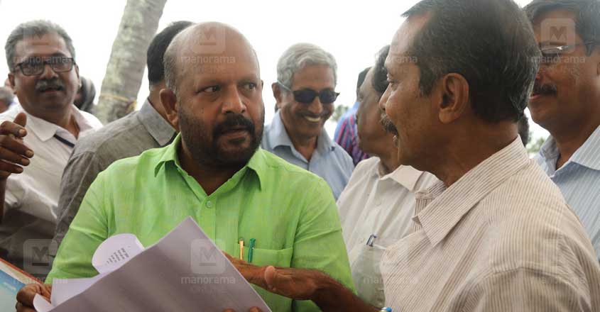 raju-pattassery-handing-over-the-report-to-agriculture-minister-vs-sunilkumar raju-pattassery-handing-over-the-report-to-agriculture-minister-vs-sunilkumar