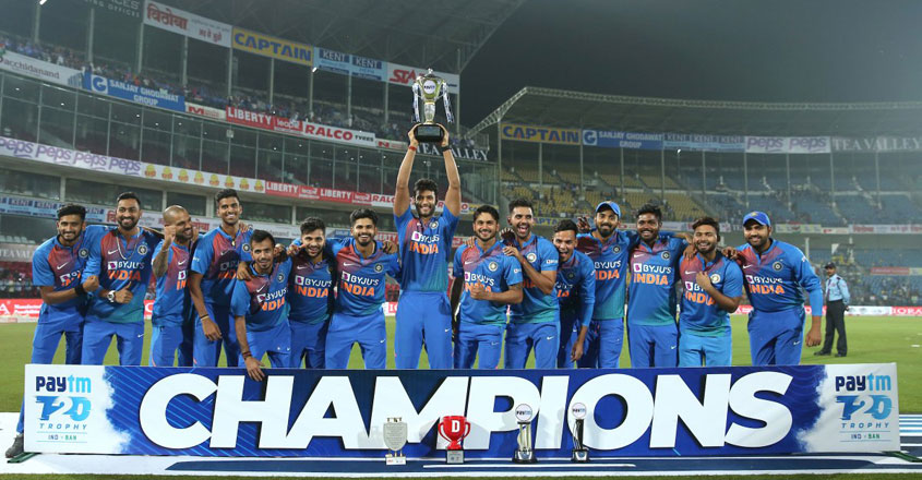 indian-team-with-trophy indian-team-with-trophy