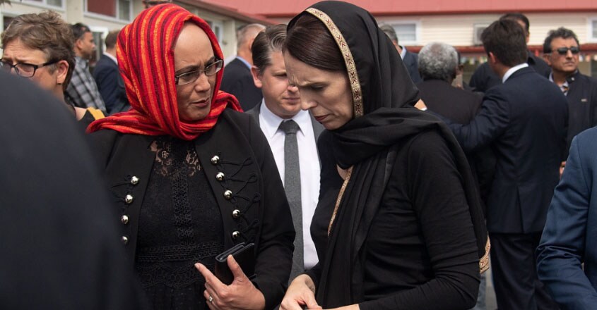 jacinda-ardern-speaks-with-relatives jacinda-ardern-speaks-with-relatives