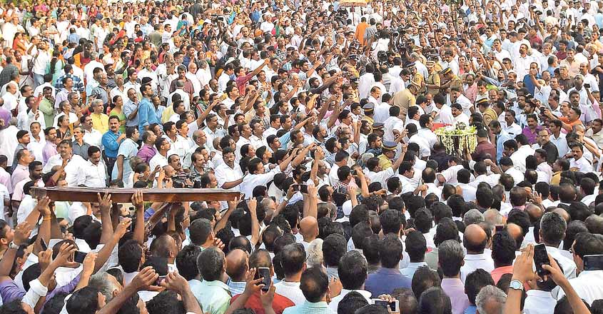 km-mani-funeral-crowd km-mani-funeral-crowd