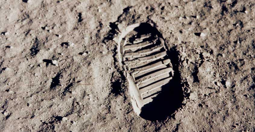 foot-on-moon foot-on-moon