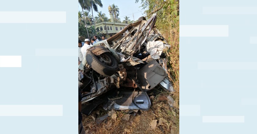 പത്രക്കെട്ടുമായി തിരിച്ച കാർ ബസിലിടിച്ച് അപകടം; 2 മരണം | Accident