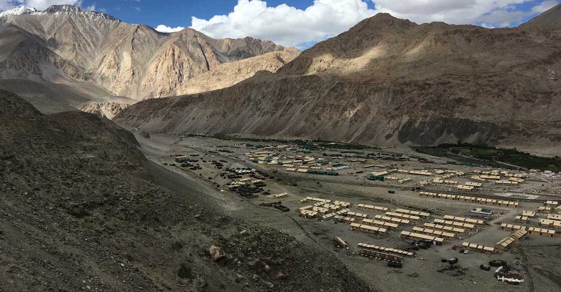 indian-army-camp-ladakh-pangong-lake ലഡാക്കിൽ പാംഗോങ് നദിയോടു ചേർന്നുള്ള ഇന്ത്യയുടെ സൈനിക ക്യാംപ്. (2019 ഓഗസ്റ്റിലെ ചിത്രം) (Image Credit - TG23 / Shutterstock)