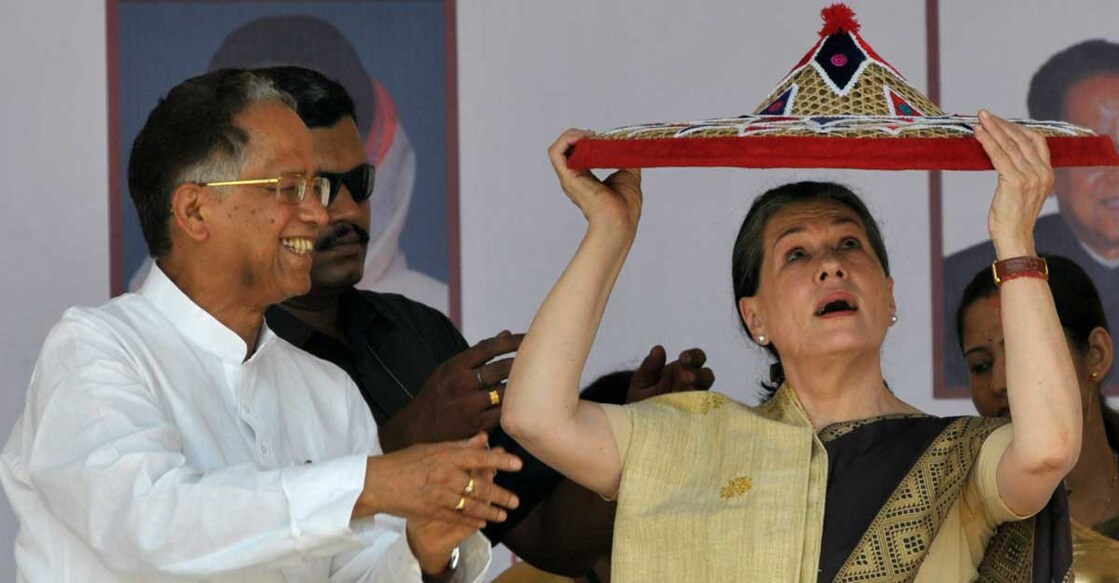 tarun-gogoi-sonia-gandhi അസമിലെ കോൺഗ്രസ് സർക്കാരിന്റെ വാർഷികം ആഘോഷിക്കാൻ സംസ്ഥാനത്തെത്തിയ യുപിഎ അധ്യക്ഷയും എഐസിസി പ്രസിഡന്റുമായ സോണിയ ഗാന്ധിക്കൊപ്പം മുഖ്യമന്ത്രിയായിരുന്ന തരുൺ ഗൊഗോയ്. 2012 മേയ് 26ലെ ചിത്രം. Photo by AFP PHOTO/STR (Photo by STRDEL / AFP)