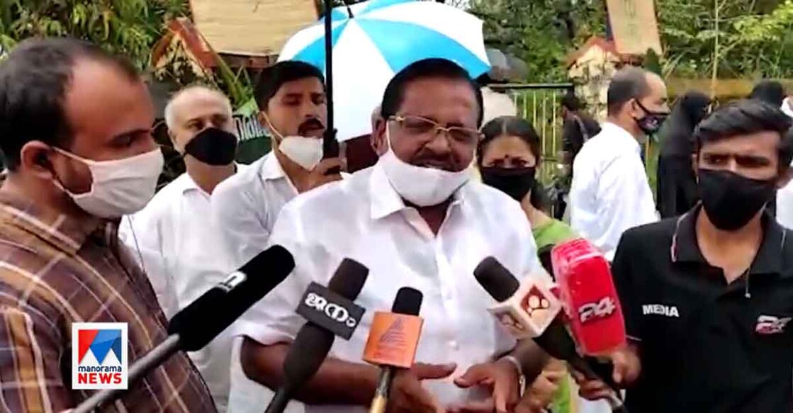 Rajmohan-Unnithan രാജ്മോഹൻ ഉണ്ണിത്താൻ മാധ്യമങ്ങളോടു സംസാരിക്കുന്നു