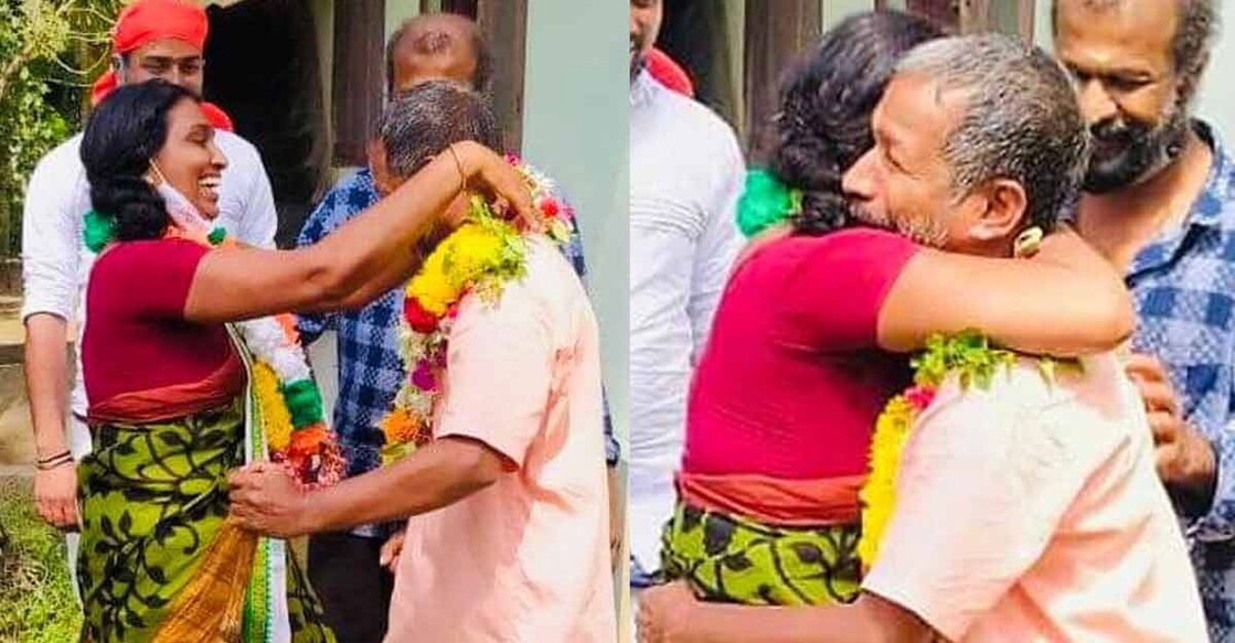 തന്റെ തിരഞ്ഞെടുപ്പ് വിജയം അറിഞ്ഞ് വീട്ടിലെത്തിയ ശ്രീകല ഭർത്താവിനെ മാലയണിയിച്ച് ആശ്ലേഷിക്കുന്നു. ചിത്രത്തിനു കടപ്പാട്: സമൂഹമാധ്യമം.