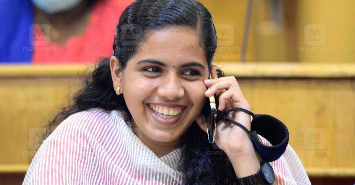 കോവിഡ് കൂടുന്നു, ശ്മശാനം തയാറെന്ന് മേയർ ആര്യയുടെ ഫെയ്സ് ബുക് പേജ്: വിവാദം