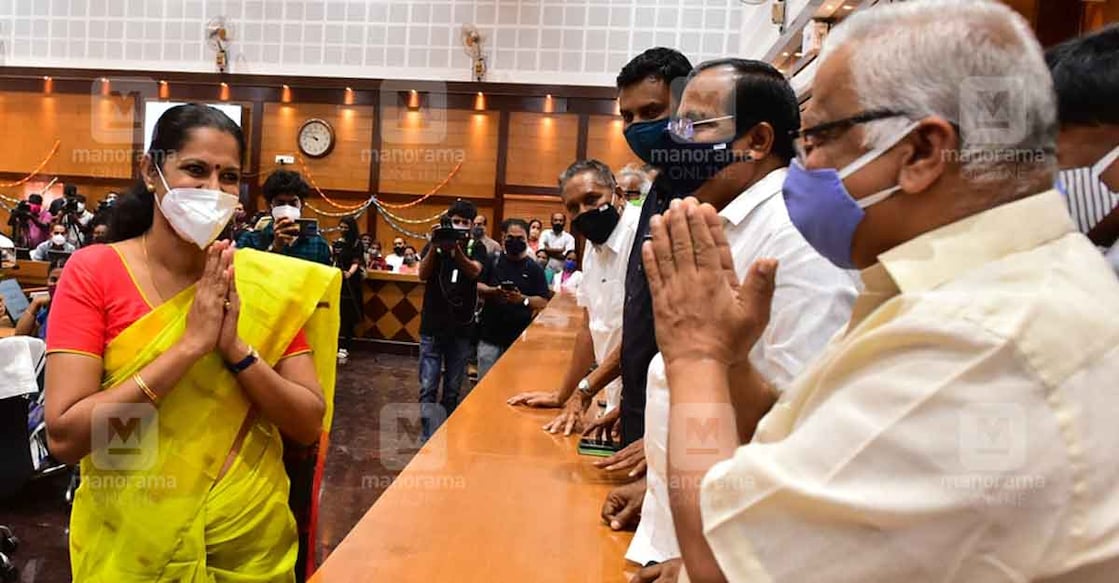 PP-Divya കണ്ണൂർ ജില്ലാ പഞ്ചായത്ത് പ്രസിഡന്റായി തിരഞ്ഞെടുക്കപ്പെട്ട പി.പി.ദിവ്യ, സിപിഎം ജില്ലാ സെക്രട്ടറി എം.വി.ജയരാജന്റെ അരികിലെത്തിയപ്പോൾ. ചിത്രം: സമീർ എ. ഹമീദ്