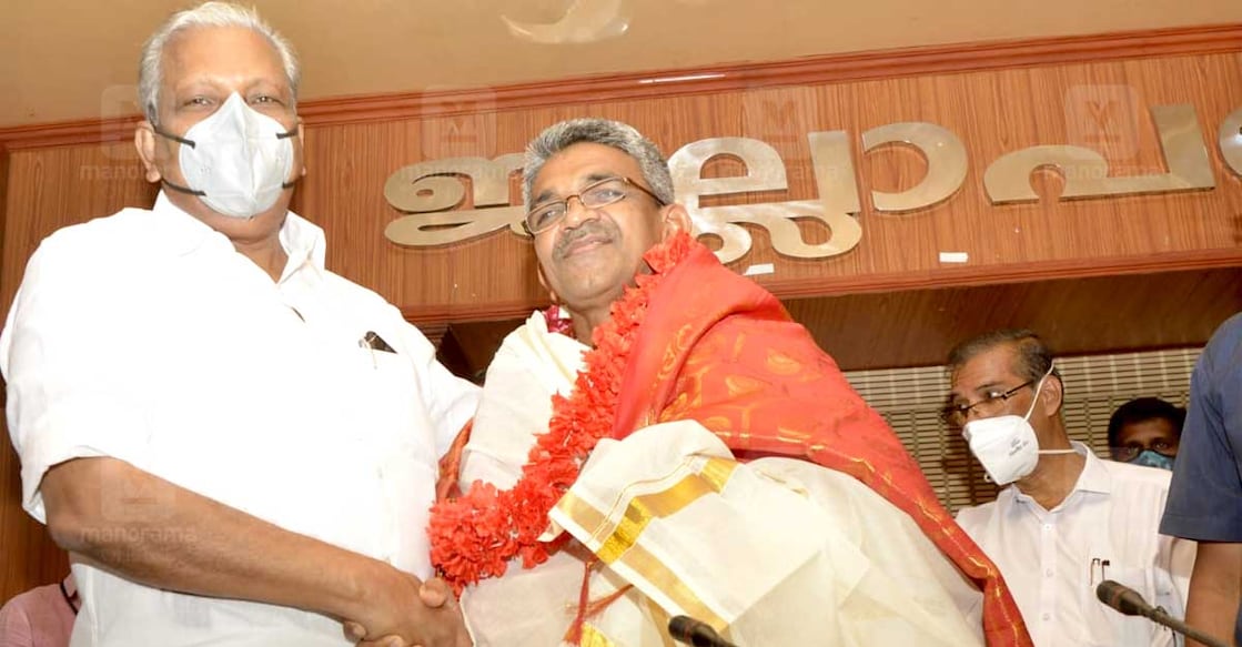 pk-david-master തൃശൂർ ജില്ലാ പഞ്ചായത്ത് പ്രസിഡന്റായി തിരഞ്ഞെടുക്കപ്പെട്ട പി.കെ. ഡേവിഡ് മാസ്റ്ററെ തദ്ദേശ വകുപ്പ് മന്ത്രി എ.സി. മൊയ്തീൻ അഭിനന്ദിക്കുന്നു.