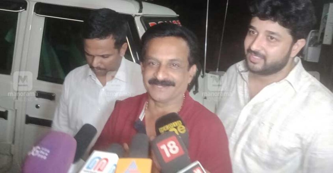 rejith-kumar ജാമ്യം ലഭിച്ചതിനു ശേഷം മാധ്യമങ്ങളോടു സംസാരിക്കുന്ന രജിത് കുമാർ