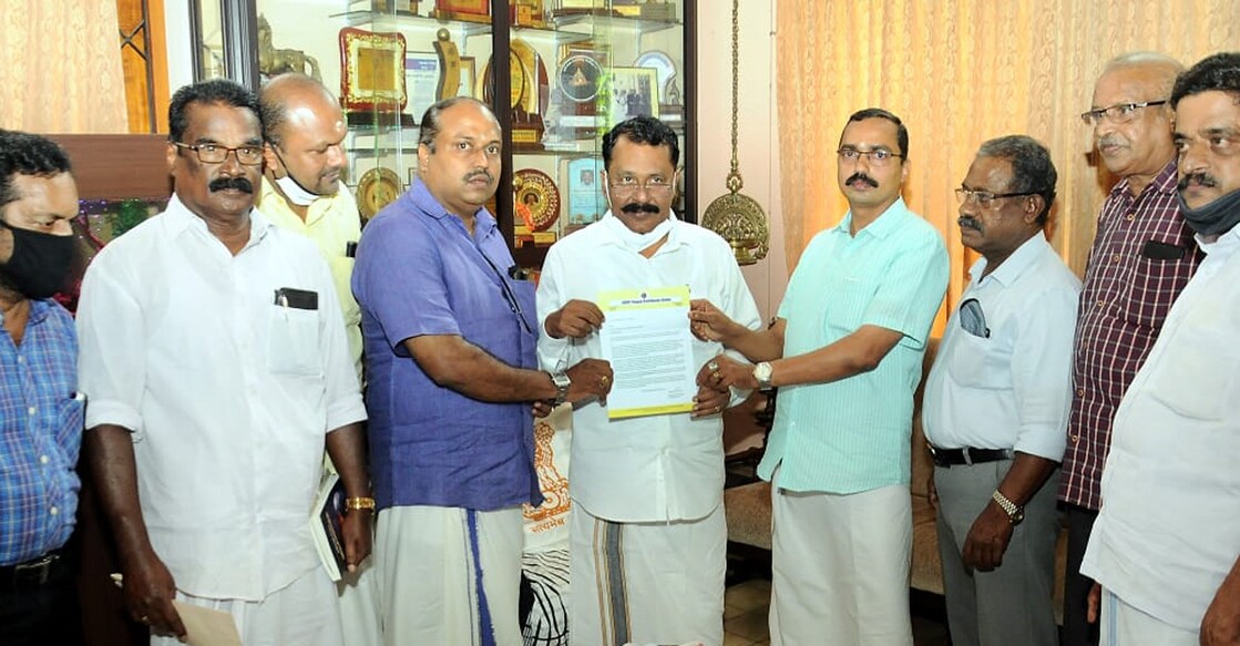 എസ്എൻഡിപി യോഗം ഭാരവാഹികൾ പി.എസ്. ശ്രീധരൻ പിള്ളയ്ക്കു നിവേദനം നൽകുന്നു