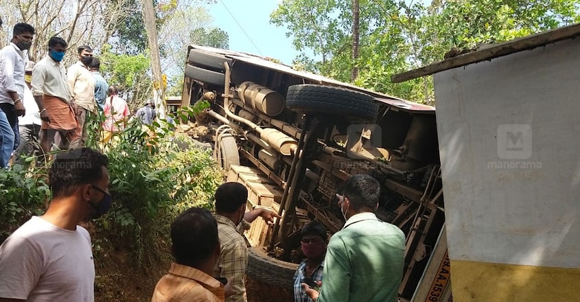 kasargod-bus-accident-6 kasargod-bus-accident-6