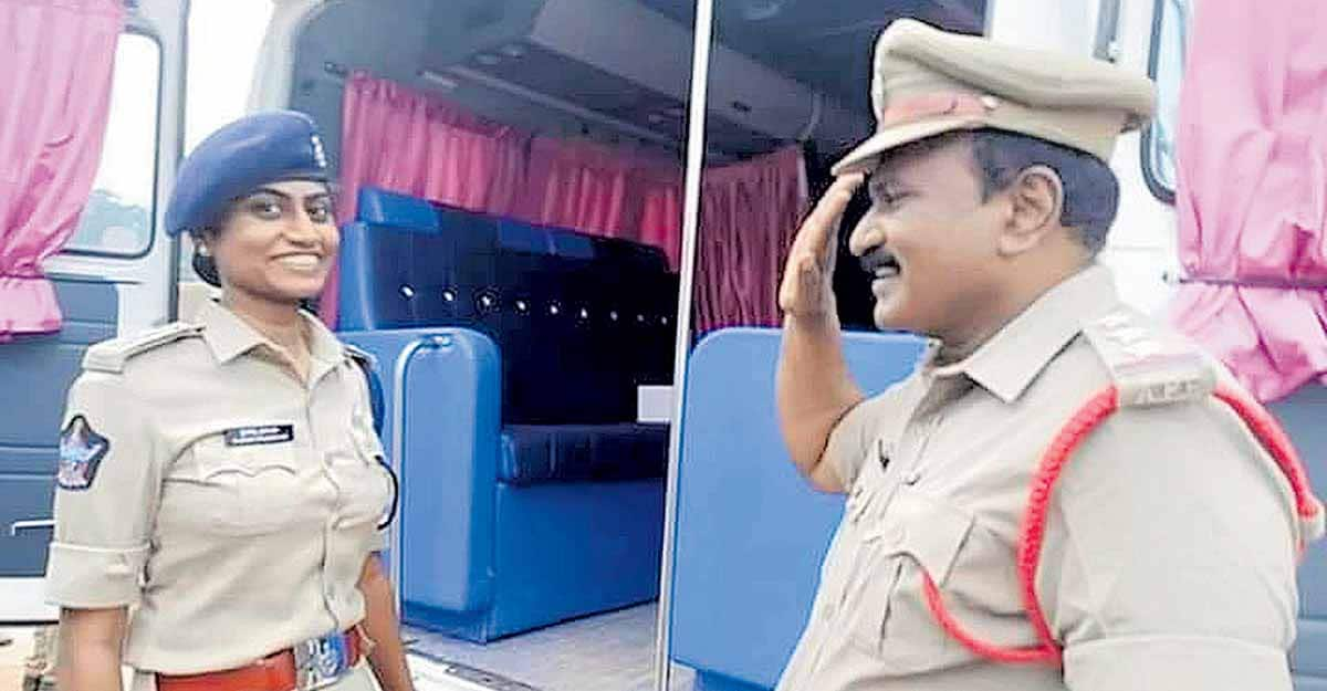 Father salutes DSP daughter, police: Emotional moment |  Andhra pradesh police