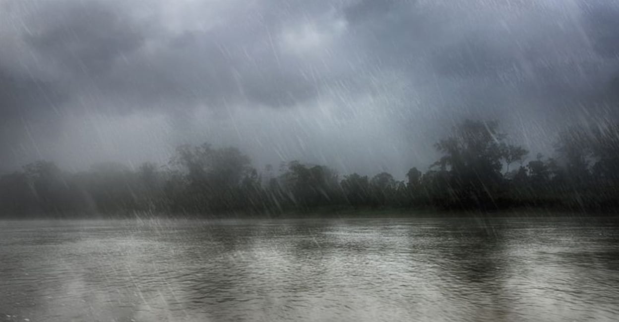 Raining rivers. Дождь на реке. Дождь над рекой. Дождь на реке фото. Тяжелый туман.