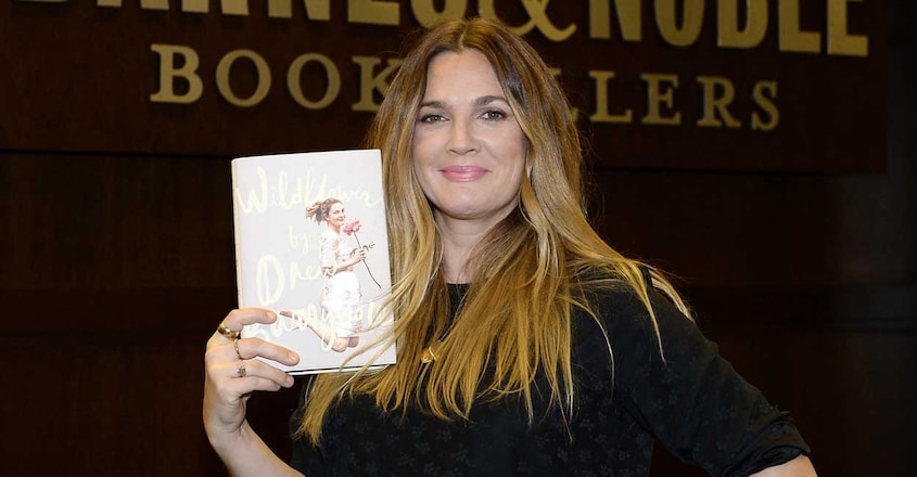US-DREW-BARRYMORE-SIGNS-COPIES-OF-HER-NEW-BOOK- US-DREW-BARRYMORE-SIGNS-COPIES-OF-HER-NEW-BOOK-