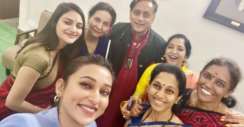shashi-tharoor-with-women-mps-1