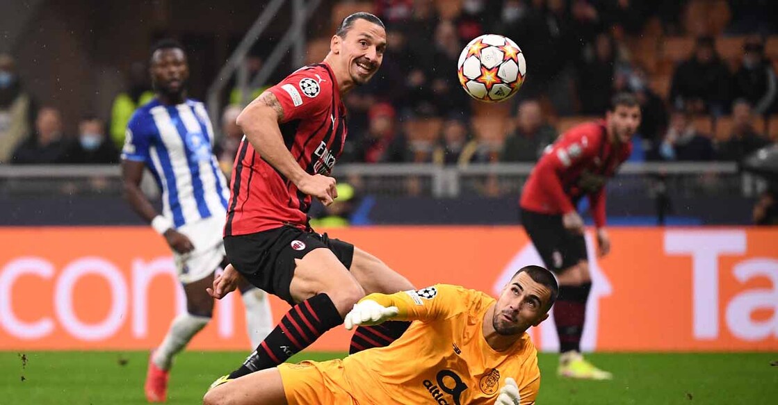 FBL-EUR-C1-AC MILAN-PORTO AC Milan's Swedish forward Zlatan Ibrahimovic challenges FC Porto's Portuguese goalkeeper Diogo Costa during the UEFA Champions League Group B football match between AC Milan and Porto on November 3, 2021 at the San Siro stadium in Milan. (Photo by Marco BERTORELLO / AFP)