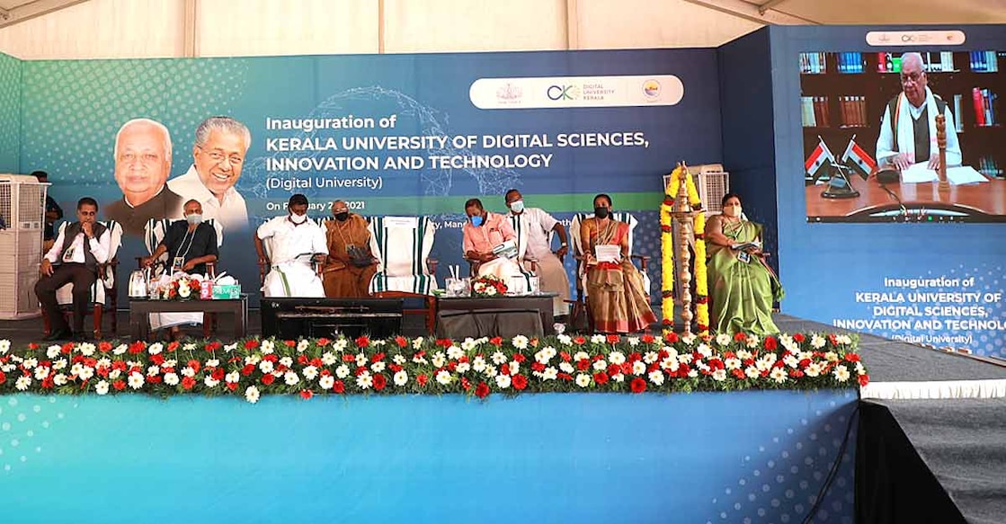digital-university കേരള യൂണിവേഴ്സിറ്റി ഓഫ് ഡിജിറ്റല് സയന്സസ് ഇന്നൊവേഷന് ആൻഡ് ടെക്നോളജിയുടെ ഉദ്ഘാടനം ഗവര്ണര് ആരിഫ് മുഹമ്മദ് ഖാന് വിഡിയോ കോണ്ഫറന്സിങ്ങിലൂടെ നിര്വഹിക്കുന്നു. ഡപ്യൂട്ടി സ്പീക്കര് വി.ശശി, ഡിജിറ്റല് യൂണിവേഴ്സിറ്റി വൈസ് ചാന്സലര് ഡോ. സജി ഗോപിനാഥ്, ബ്ലോക്ക് പഞ്ചായത്ത് പ്രസിഡന്റ് ഹരിപ്രസാദ്, ഗ്രാമപഞ്ചായത്ത് പ്രസിഡന്റ് സുമ. വി, ജനപ്രതിനിധികളായ എം.ജലീല്, ഷഹീന് എം.എ, ഖുറൈഷ ബീവി, ഐഐഐടിഎംകെ ഡയറക്ടര് ഡോ. എലിസബത്ത് ഷെര്ലി എന്നിവര് വേദിയില്.