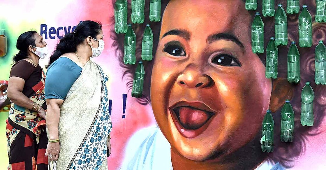 Covid | Coronavirus | India മുംബൈയിൽ മാസ്ക് ധരിച്ചു നടന്നുപോകുന്ന സ്ത്രീകൾ. ചിത്രം: Sujit Jaiswal / AFP