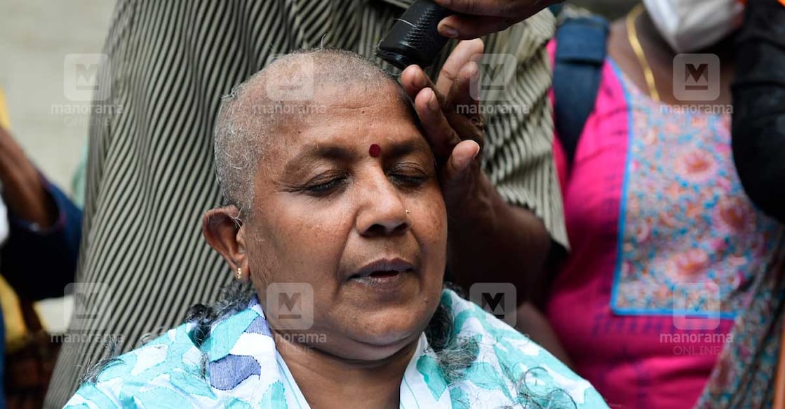 1200-lathika-subhash-12 കെപിസിസി ആസ്ഥാനത്ത് ലതികാ സുഭാഷ് തലമുണ്ഡനം ചെയ്ത് പ്രതിഷേധിക്കുന്നു∙ ചിത്രം∙ ആർ∙എസ്. ഗോപൻ