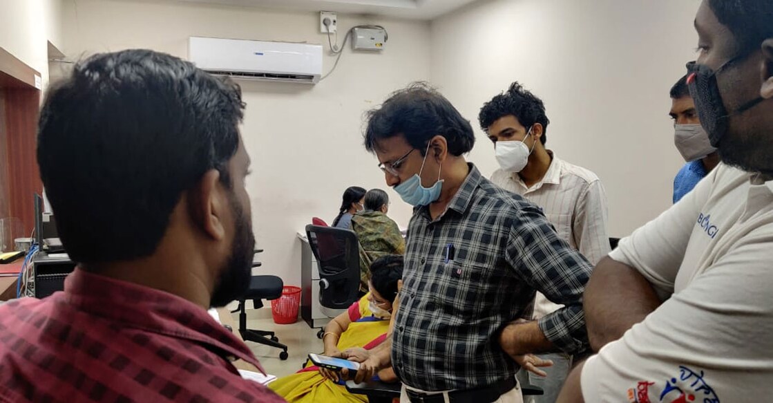 കെഎച്ച്ആർഡബ്ല്യുഎസിൽ വീണ്ടും പിൻവാതിൽ നിയമനം യൂത്ത് കോൺഗ്രസ് ഉപരോധിച്ചതിനെ തുടർന്ന് യോഗ്യത ഇല്ലാത്ത ആളെ പിരിച്ച് വിടാം എന്ന ഉറപ്പിന്മേൽ സമരം അവസാനിപ്പിച്ചു. സമരത്തിന് യൂത്ത് കോൺഗ്രസ് ജില്ല ജന: സെക്രട്ടറി ശ്രീയേഷ് ചെലവൂർ ,ഷാജി - സി മുരളി അംമ്പലക്കോത്ത്, സഗീഷ് തറമ്മൽ, അമിത് -കെ എ തുടങ്ങിയവർ സമരത്തിന് നേതൃത്വം നൽകി
