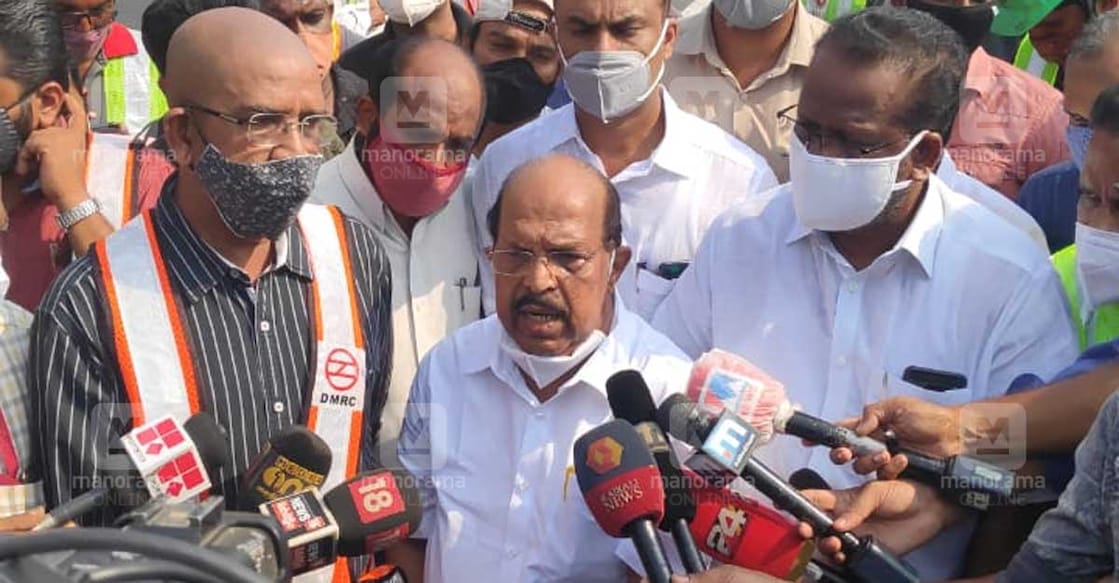 1200-minister-g-sudhakaran-palarivattom പാലാരിവട്ടം പാലം തുറന്നതിനു പിന്നാലെ മന്ത്രി ജി. സുധാകരൻ മാധ്യമങ്ങളോട് സംസാരിക്കുന്നു. ചിത്രം. റോബർട്ട് വിനോദ്