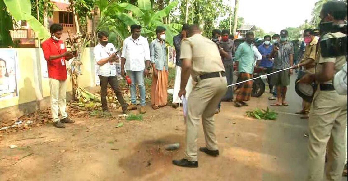 EMCC Attack തിരഞ്ഞെടുപ്പ് ദിനത്തിൽ ബോംബാക്രമണമുണ്ടായി എന്നു പറഞ്ഞ സ്ഥലം പൊലീസ് പരിശോധിക്കുന്നു (ഫയൽ ചിത്രം)