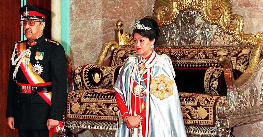 A 20 April 2000 photo shows the late royal couple King Birendra (L) and Queen Aishwarya (R) A 20 April 2000 photo shows the late royal couple King Birendra (L) and Queen Aishwarya (R)