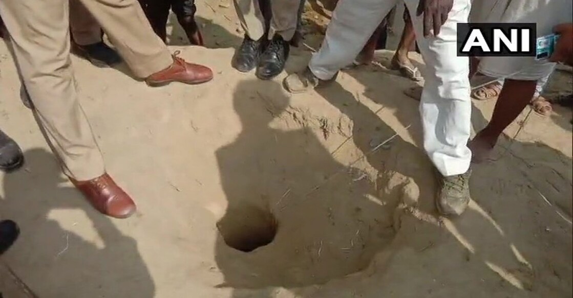 Borewell | Agra | (Photo Credit - ANI / Twitter) കുഴൽക്കിണറിലേക്ക് കയർ ഇട്ടു കൊടുത്തിരിക്കുന്നു. (Photo Credit - ANI / Twitter)