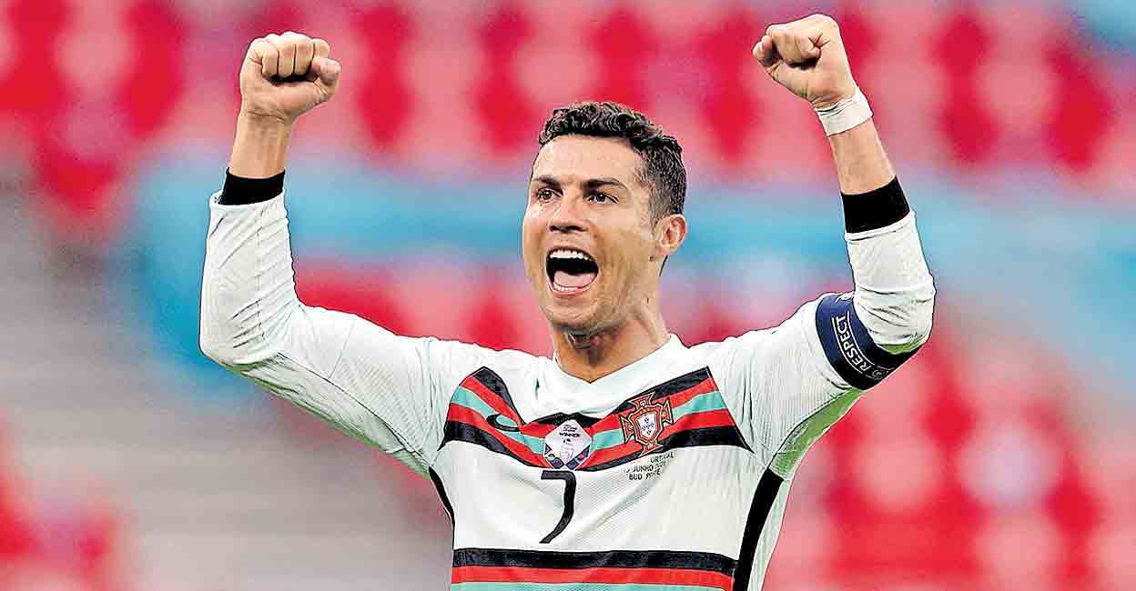 11 Goals Euro Cup Top Scorer Cristiano Is Alive Euro Cup Football Cristiano Ronaldo Archyde