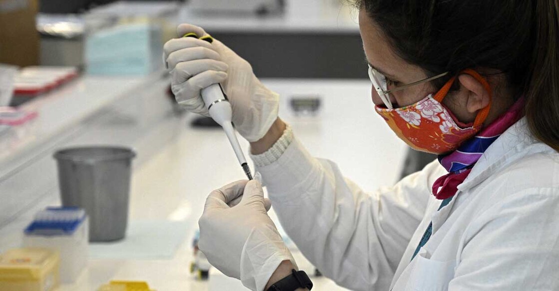 ARGENTINA-HEALTH-VIRUS-VACCINE-LABORATORY A scientist works at the mAbxience biosimilar monoclonal antibody laboratory plant in Garin, Buenos Aires province, on August 14, 2020, where an experimental coronavirus vaccine will be produced for Latin America. - Argentina will manufacture while Mexico will pack and distribute in Latin America, except of Brazil, the vaccine against COVID-19 developed by the University of Oxford and the AstraZeneca laboratory. (Photo by JUAN MABROMATA / AFP)