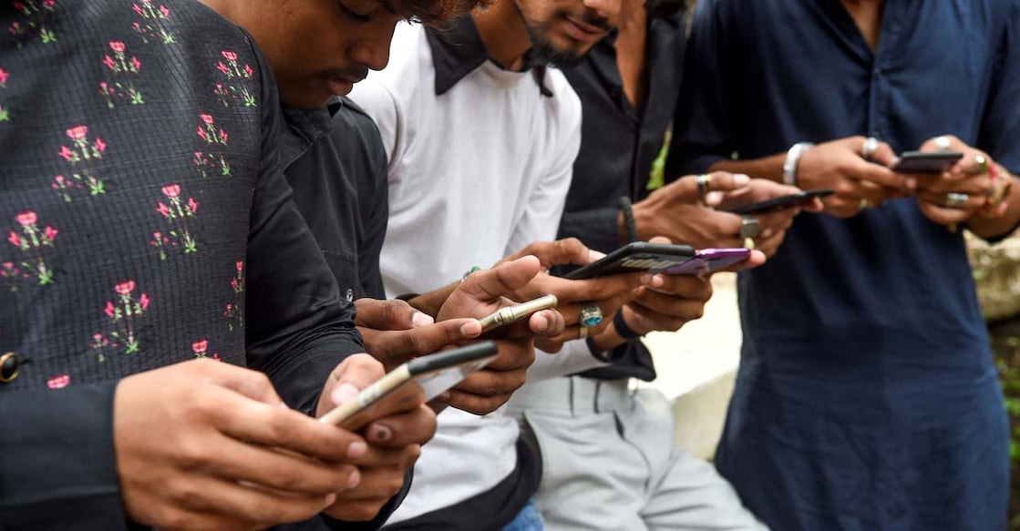 INDIA-TIKTOK-VIDEO-SCIENCE-INTERNET In this photo taken on November 10, 2019, youngsters watch videos on video-sharing app TikTok on their mobile phones in Mumbai. - He's no Bollywood superstar, but Israil Ansari can barely walk down a street in India without teenagers flocking to him for autographs -- thanks to TikTok, the addictive and controversial app on which he has two million followers. (Photo by Indranil MUKHERJEE / AFP)