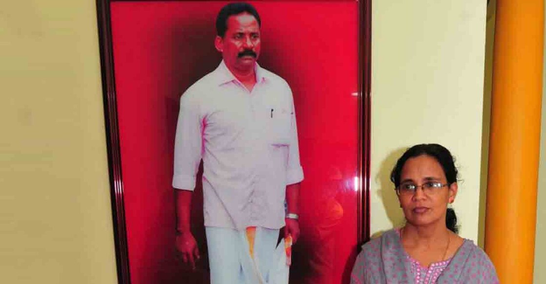 T.P. Chandrasekharan, K.K. Rema ടി.പി.ചന്ദ്രശേഖരന്റെ ചിത്രത്തിനരികെ കെ.കെ.രമ
